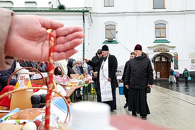 Православные верующие освящают пасхальную трапезу в храмах Беларуси