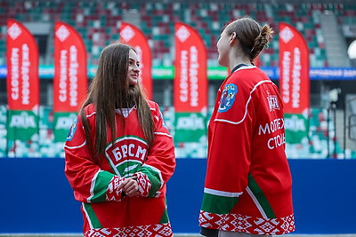 Олимпийские чемпионы провели зарядку для 3,5 тыс. студентов на минском стадионе \"Динамо\"