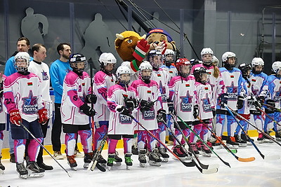 В хоккей играют не только мужчины. Всемирный женский хоккейный матч прошел в Минске