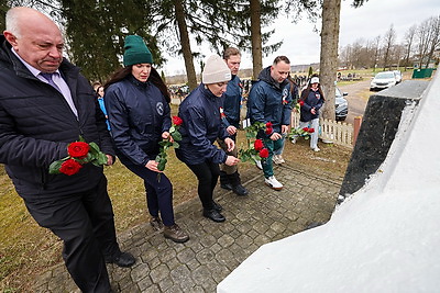 \"Почтить память предков и показать пример другим\". В Беларуси стартовал проект \"Цветы Великой Победы\"