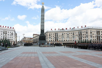 Председатель Национальной ассамблеи Парламента Зимбабве возложил венок к монументу Победы в Минске