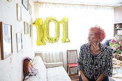 Кочанова поздравила ветерана ВОВ Ядвигу Еробкину с 101-летием