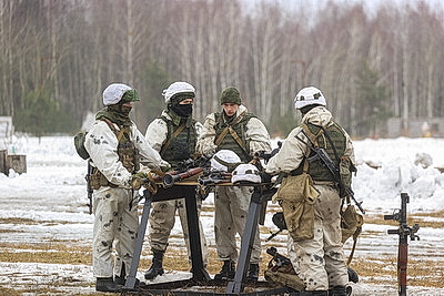 Десантники во время проверки ВС на Брестском полигоне выполняют стрельбы из различных видов оружия