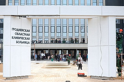 Около 800 человек присоединились к субботнику на готовящейся к сдаче больнице в Гродно