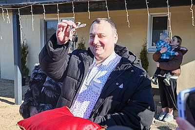 Мамина мечта исполнилась. Многодетной семье из Вилейского района подарили автомобиль