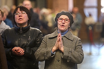 Католические верующие отмечают Чистый четверг