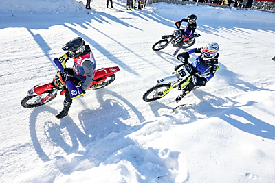 С жаждой адреналина. Белорусские гонщики покорили стихию на соревнованиях по мотоспидвею