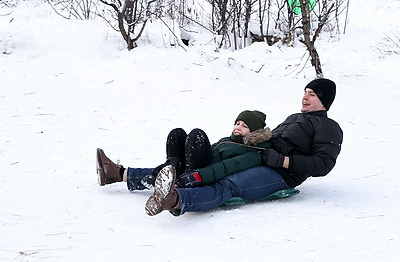 Любители активного отдыха провели праздничные выходные на снежных склонах
