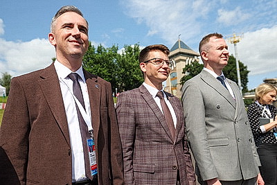 Флаг \"Славянского базара\" подняли возле Летнего амфитеатра