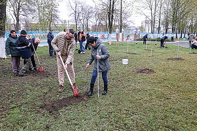 Республиканский субботник: руководство и жители Гомельщины участвовали в ремонте Мозырского роддома