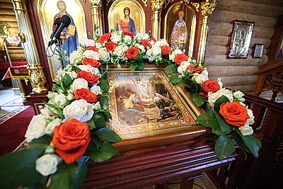 Лукашенко зажег пасхальную свечу в одном из деревенских храмов