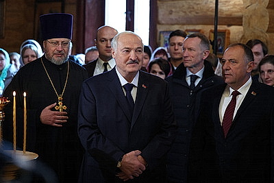 Лукашенко зажег пасхальную свечу в одном из деревенских храмов