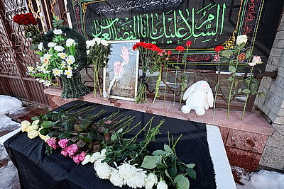 Цветы и детские игрушки несут к посольству Ирана в Минске