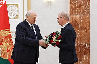 Лукашенко вручил дипломы доктора наук и аттестаты профессора