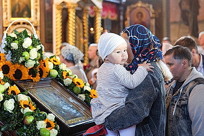 Православные верующие отмечают Яблочный Спас