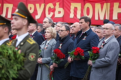 Лукашенко возложил венок к монументу Победы в Минске