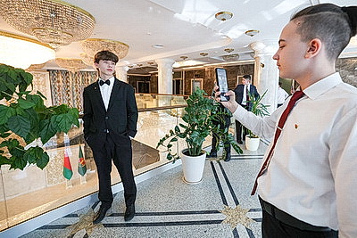 \"Гордимся тем, что нам выпала такая честь\". В Верховном Суде столичным школьникам вручили первые паспорта