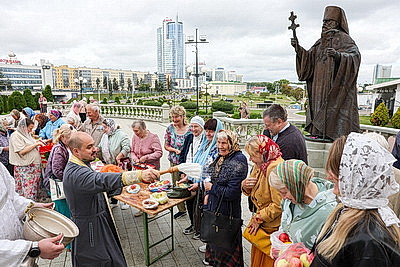 Православные верующие отмечают Яблочный Спас
