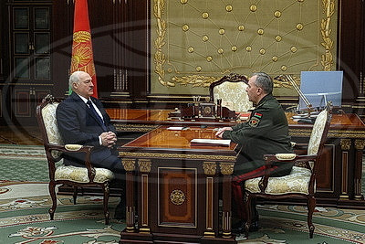 Лукашенко принял с докладом министра обороны