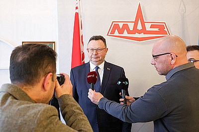 МАЗ поставит 100 машинокомплектов для производства коммунальной техники в Азербайджан