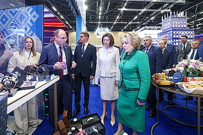 Товары от крупных производителей и ремесленников демонстрируют участникам Форума регионов в Минске