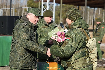 Женщин-военнослужащих Западного оперативного командования с наступающим 8 Марта поздравили на полигоне