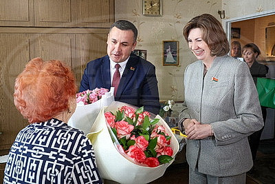 Кочанова поздравила ветерана ВОВ Ядвигу Еробкину с 101-летием