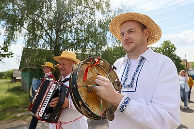 Зеленый наряд, песни и столы с угощениями: в Жабинковском районе провели обряд \"Вождение куста\"