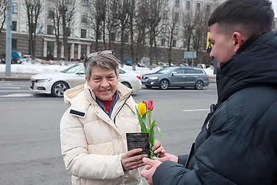 Вместо проверки документов - цветы. Сотрудники ГАИ поздравили могилевских женщин-водителей