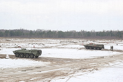 Десантники во время проверки ВС на Брестском полигоне выполняют стрельбы из различных видов оружия