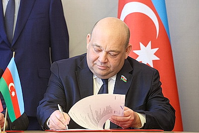 МАЗ поставит 100 машинокомплектов для производства коммунальной техники в Азербайджан