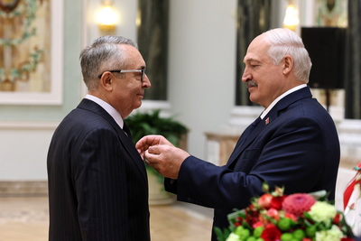 Лукашенко в преддверии Дня народного единства вручил госнаграды заслуженным представителям различных сфер