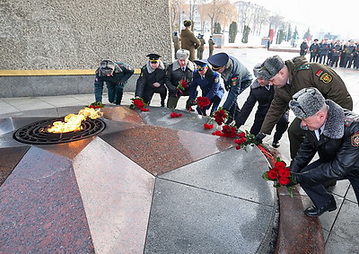 Праздник мужества и верности долгу: в регионах Беларуси 23 февраля прошли торжественные митинги
