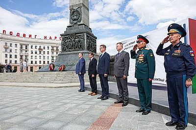 Автопробег \"Города-герои - города Героев\" по территории Беларуси стартовал от площади Победы в Минске