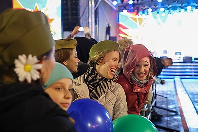 Праздничный концерт \"Дорогами Победы!\" проходит у Дворца спорта