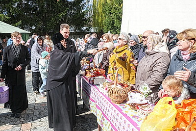 Православные верующие освящают пасхальную трапезу в храмах Беларуси