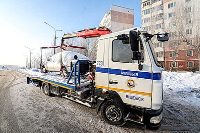 В Витебске эвакуаторы ГАИ убирают автомобили, припаркованные вдоль дороги и мешающие уборке снега