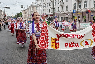 С благодарностью за мир. Торжественное шествие в День Независимости объединило более 20 тыс. жителей и гостей Гомеля
