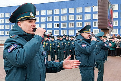 С танцами, цветами и с 30-метровой высоты. Спасатели в Витебске поздравили женщин с 8 Марта