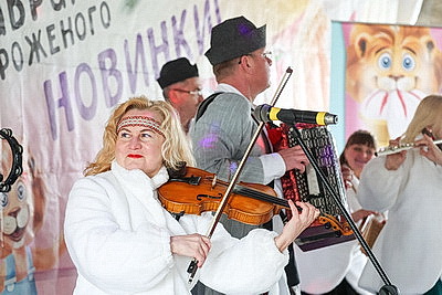 Настроение с доставкой к рабочему месту. В Могилеве идут концерты в цехах предприятий ко Дню женщин