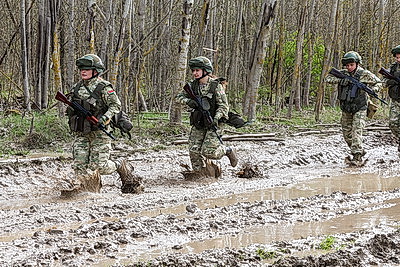 Не только в строю, но и в бою: комбинированный марш-бросок для военнослужащих девушек прошел в Чаусском районе