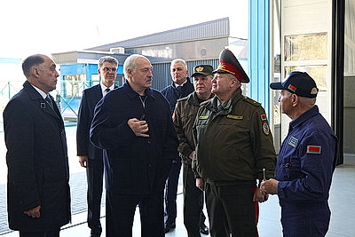 Лукашенко посетил Минский аэроклуб ДОСААФ