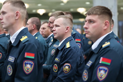Со службы - в поля. Убиравшие урожай сотрудники МЧС посетили Дворец Независимости