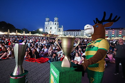 На трансляцию финальной игры чемпионата мира в центре Гродно собрались несколько тысяч зрителей
