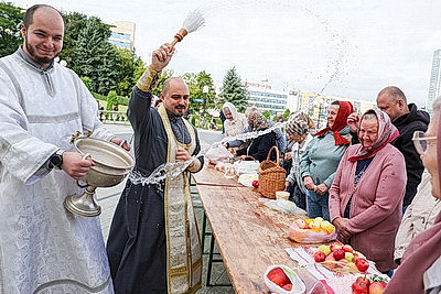Православные верующие отмечают Яблочный Спас
