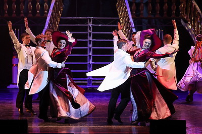 Юбилейный вечер \"Кальман против Штрауса, или Пять и пять - пятьдесят пять\" собрал на сцене весь коллектив музыкального театра