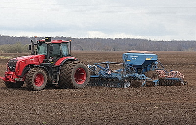 Забота о механизаторах для оперативного сева. Как в Сенненском районе аграрии трудятся на полях