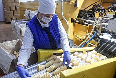 Настроение с доставкой к рабочему месту. В Могилеве идут концерты в цехах предприятий ко Дню женщин