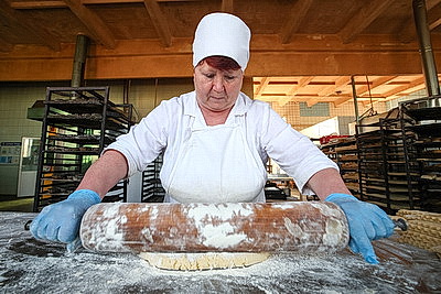 По классическим рецептам. Предприятия Белкоопсоюза поставят в торговую сеть около 100 тонн праздничной продукции