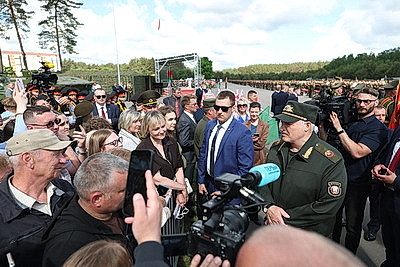 Лукашенко принял участие в церемонии приведения к военной присяге в Борисовском районе